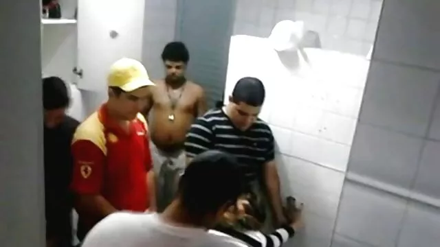 Pornografia gratuita sem registo  As jovens ninfas estão a levar o rapaz para a exaustão. gostaria de ver um filme pornô