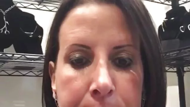 Pornografia gratuita sem registo  Massagem agradável e agradável vídeo de pornô da brasileirinha