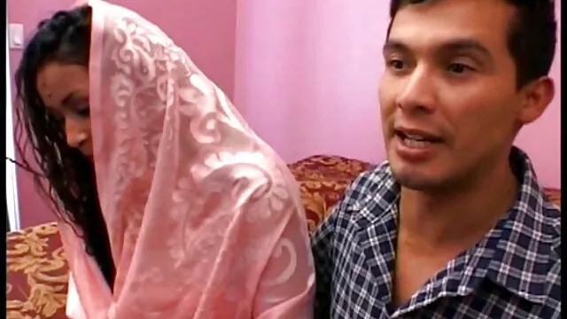 Pornografia gratuita sem registo  Um amante que nunca se barbeou a divertir-se com uma rapariga video porno samba de ombros largos