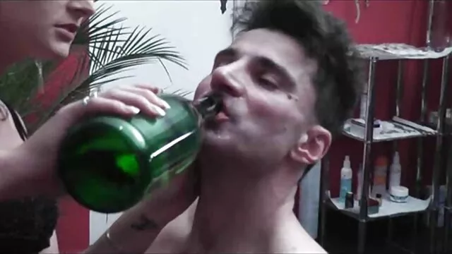 Pornografia gratuita sem registo  Não é fácil satisfazer duas vacas jovens ao mesmo tempo. vídeo pornô com velhos