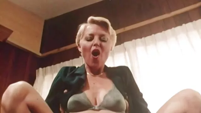 Pornografia gratuita sem registo  Avô, velha bêbeda gira para foder video pprno caseiro