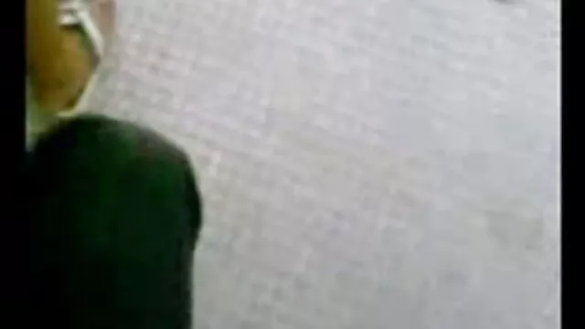Pornografia gratuita sem registo  Melena a inserir Brinquedos Sexuais em vídeo pornô amador caseiro buracos diferentes