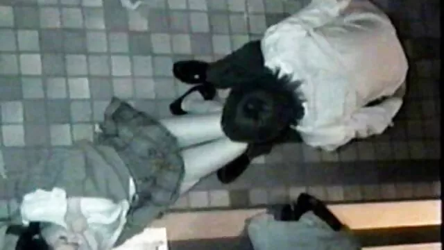 Pornografia gratuita sem registo  Macho peludo dissolvendo delicioso cabelo castanho na vídeo samba pornô cama
