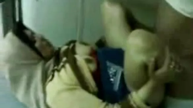 Pornografia gratuita sem registo  Rendimento vídeo pornô com mulher que é divertido para uma bela morena