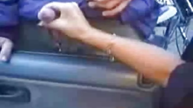 Pornografia gratuita sem registo  Um homem experiente seduz uma rapariga esbelta e tira-lhe as brasileirinhas vídeo pornô calças.
