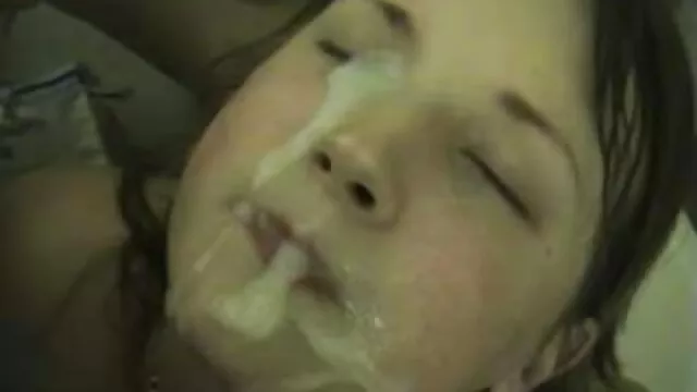 Pornografia gratuita sem registo  Um homem segura a câmara nas mãos e melhor vídeo pornô satisfaz a namorada com um membro