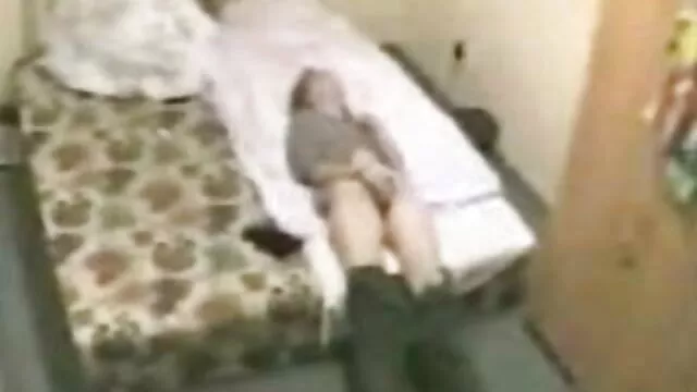 Pornografia gratuita sem registo  O homem pôs o chapéu da vídeo pornô perdendo a virgindade Marinha molhada em cima do tronco gigante.
