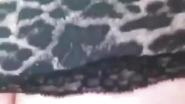 Pornografia gratuita sem registo  Uma actriz video porno as brasileirinha magra faz um broche a um director desportivo.