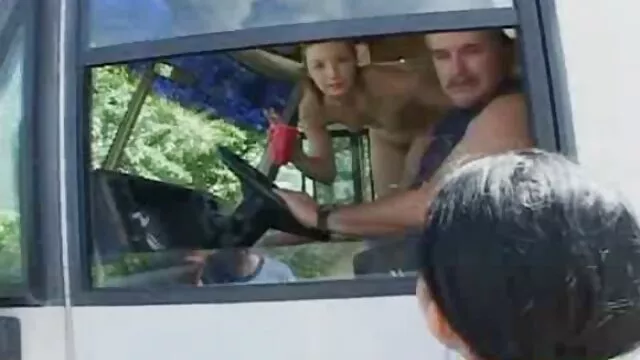 Pornografia gratuita sem registo  Embraiagens musculares e tronco do vídeo pornô com velha cliente