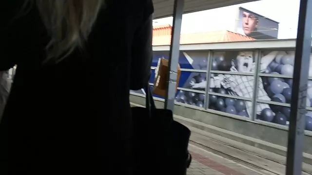 Pornografia gratuita sem registo  Jovem empregado a fazer um broche na porn doid cozinha para cozinhar.