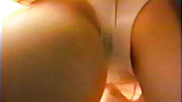 Pornografia sensual sem registo.  Morenas lânguidas servem hóspedes regulares filme pornô desenho