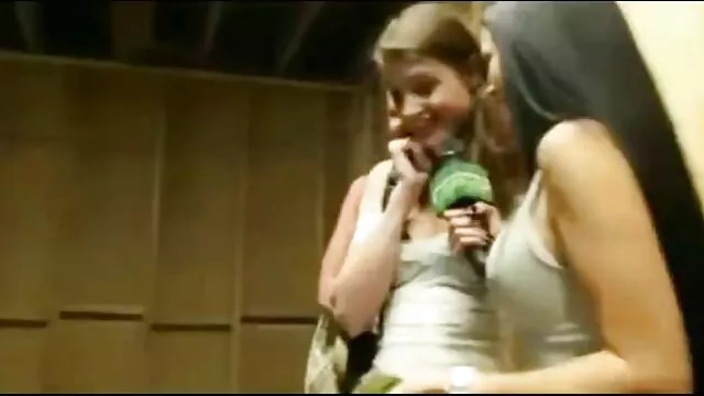 Pornografia gratuita sem registo  Uma quero vídeo pornografia rapariga na forma de polícia organizou um interrogatório que é agradável para um homem.