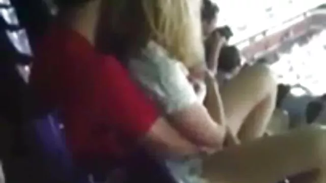 Pornografia gratuita sem registo  Uma fada vídeo pornô de menina com óculos na mesa