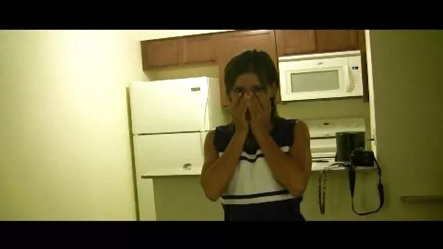 Pornografia gratuita sem registo  Morena dorme ao mesmo tempo com filme pornô de mãe e filha um tipo excitado.