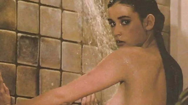 Pornografia gratuita sem registo  Uma rapariga amuada com uma faca na vagina vidio ponou dá uma