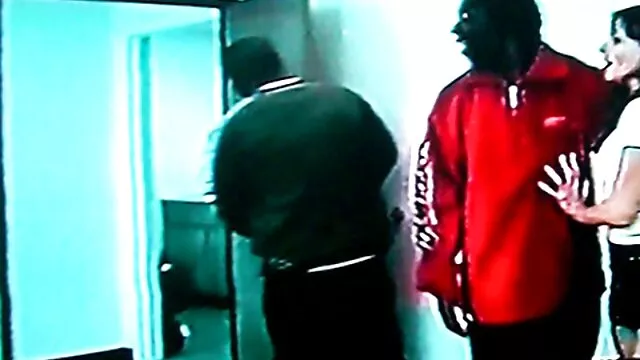 Pornografia gratuita sem registo  Loira A divertir - se vídeo pornô carnaval com uma namorada Jovem deliciosa