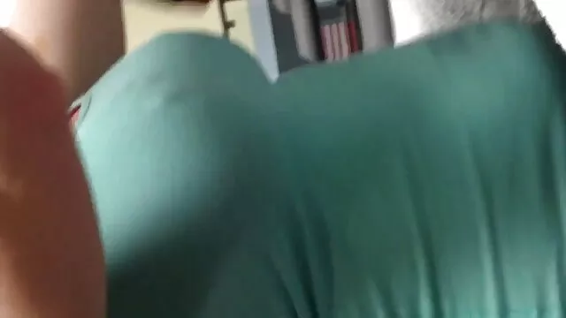 Pornografia gratuita sem registo  Duas raparigas encantadoras a servir o homem vídeo pornô brutal feliz